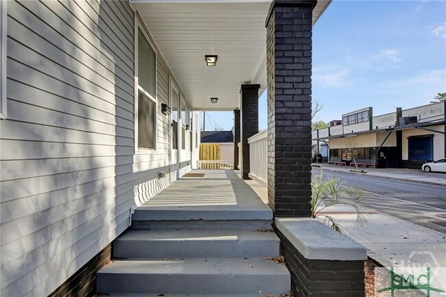 1011 W Waters Dr in Savannah, GA - Foto de edificio - Building Photo