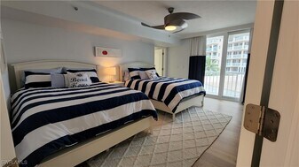 20 Seagate Dr in Naples, FL - Building Photo