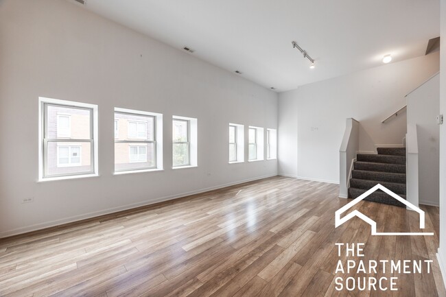 2700 W North Ave, Unit 205 in Chicago, IL - Foto de edificio - Building Photo