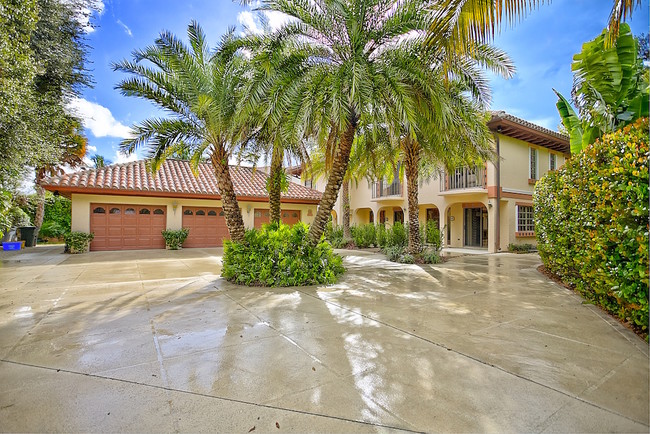 Intracoastal Tripex with boat slips & garages in North Palm Beach, FL - Building Photo - Other