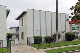 Tudor Grove Apartments in Garden Grove, CA - Foto de edificio - Building Photo