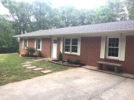 18 Oakwood Dr in Front Royal, VA - Building Photo