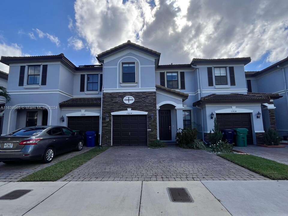 11614 NW 87th Ln in Doral, FL - Foto de edificio