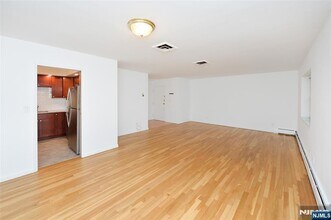 20-30-30 Ridge Rd, Unit A8 in Ridgewood, NJ - Foto de edificio - Building Photo