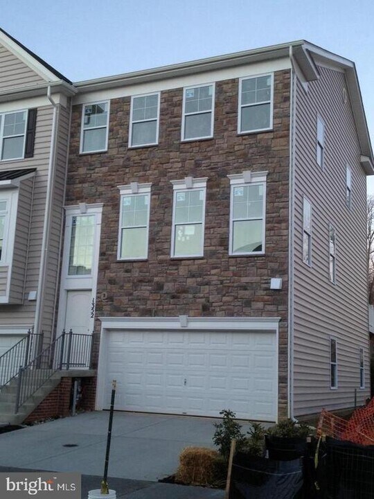 1352 Chapel Centre Dr in Gambrills, MD - Building Photo