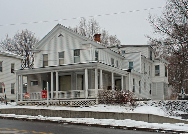 328 Milton Ave in Ballston Spa, NY - Foto de edificio - Building Photo