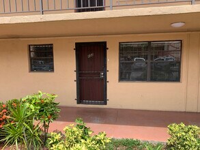 1335 W 68th St, Unit 102 in Hialeah, FL - Building Photo - Building Photo