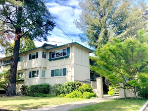 Noel Oaks Apartments in Menlo Park, CA - Building Photo - Building Photo