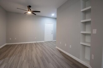 2320 Gracy Farms Ln in Austin, TX - Building Photo - Building Photo