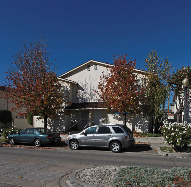 195 W Elmwood Ave in Burbank, CA - Building Photo - Building Photo