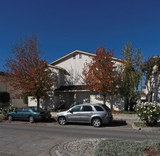 191 W Elmwood Ave in Burbank, CA - Foto de edificio - Building Photo