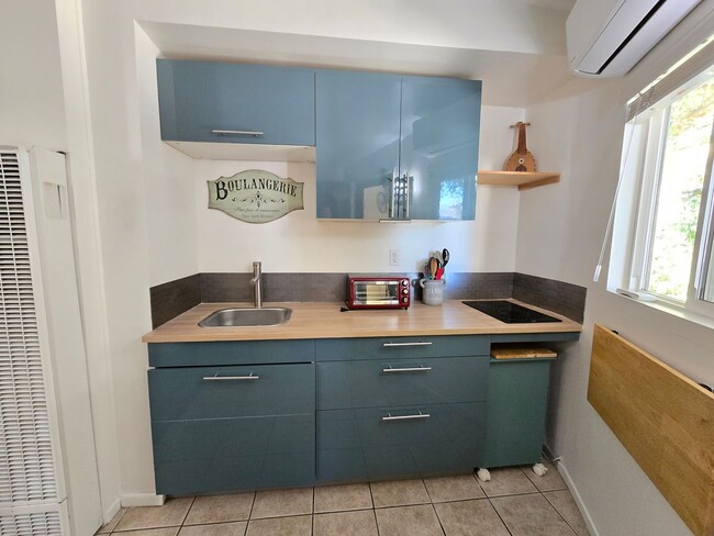 5710 Vineland Ave in Los Angeles, CA - Building Photo - Building Photo