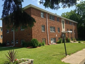 Rose Park Apartments in Roseville, MN - Building Photo - Building Photo