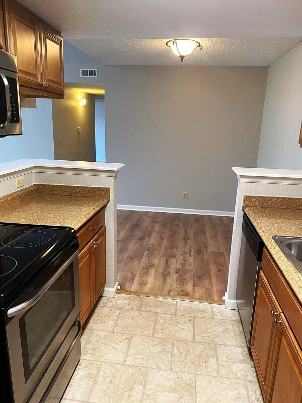 8225 Fairmount Dr in Denver, CO - Building Photo - Building Photo