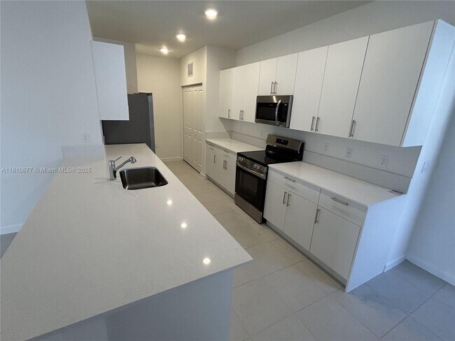 3000 Park Pl in Dania Beach, FL - Building Photo - Building Photo