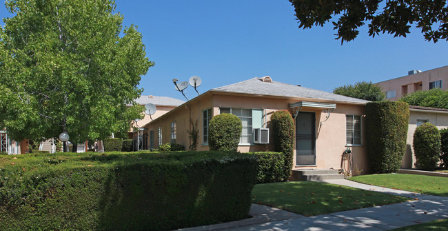 225-227 E Valencia Ave in Burbank, CA - Building Photo - Building Photo