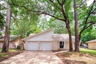 9214 Woodland Oaks Dr in Houston, TX - Building Photo - Building Photo