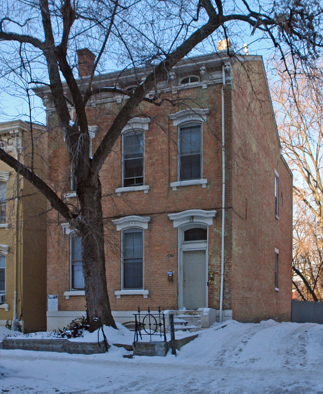 2437 Ohio Ave in Cincinnati, OH - Foto de edificio - Building Photo