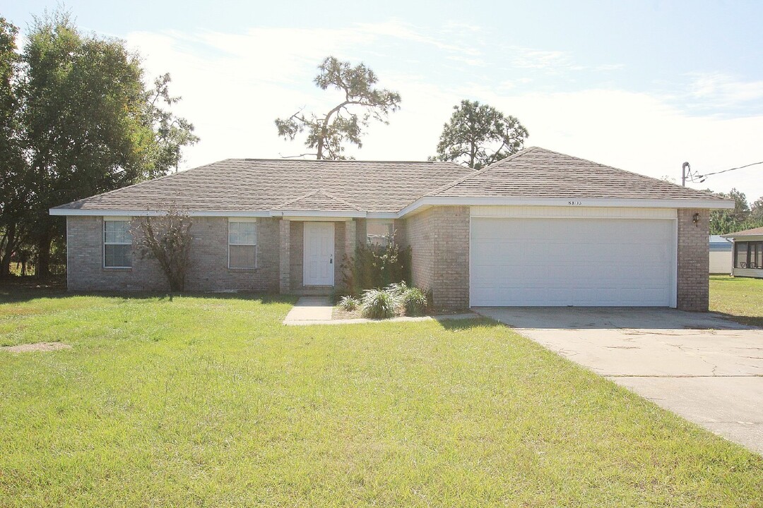 8803 Pebble Brk Dr in Navarre, FL - Building Photo