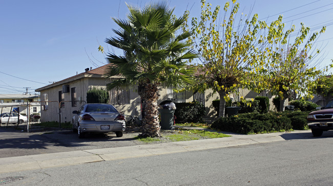 606 W Vesta St in Ontario, CA - Foto de edificio - Building Photo