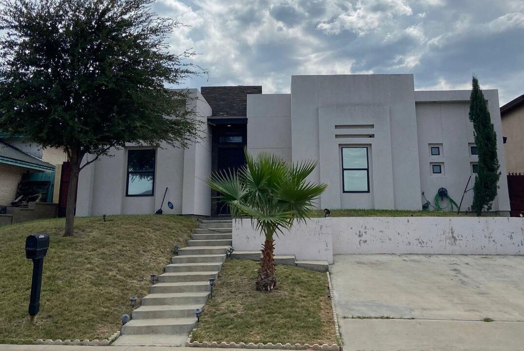 3907 Calle Acapulco St in Laredo, TX - Building Photo