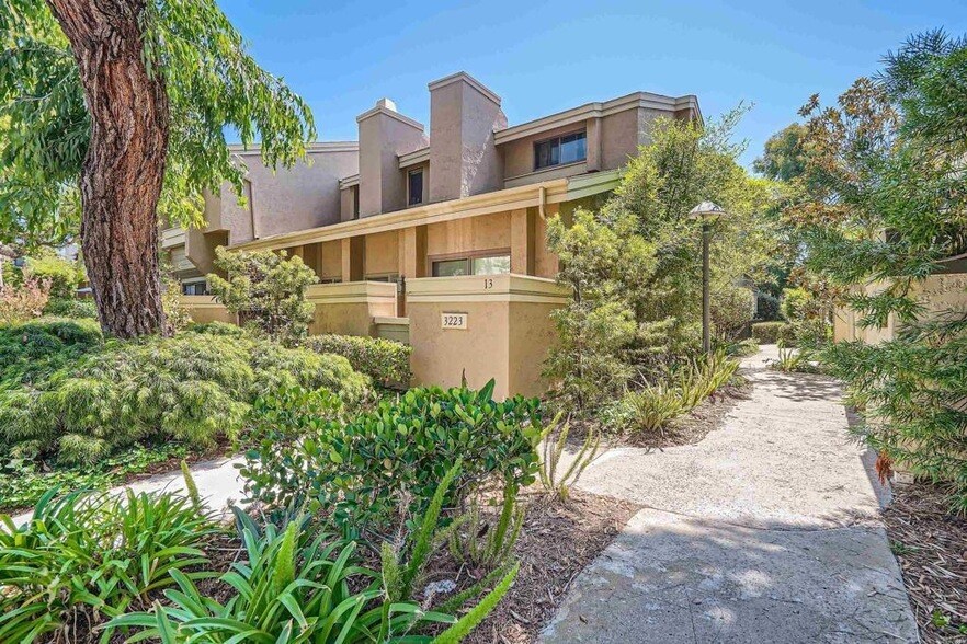 3253 Caminito Eastbluff in San Diego, CA - Building Photo