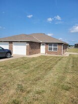 1109 Kimmy Ln in Warrensburg, MO - Building Photo