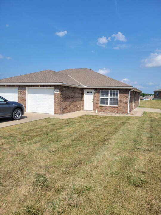 1109 Kimmy Ln in Warrensburg, MO - Building Photo