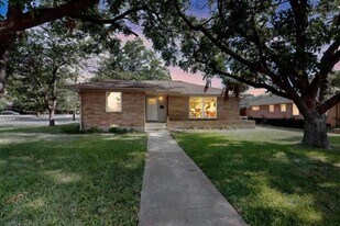 2404 Bentley Ave in Dallas, TX - Building Photo