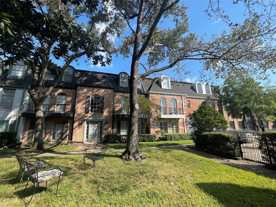 443 N Post Oak Ln in Houston, TX - Building Photo