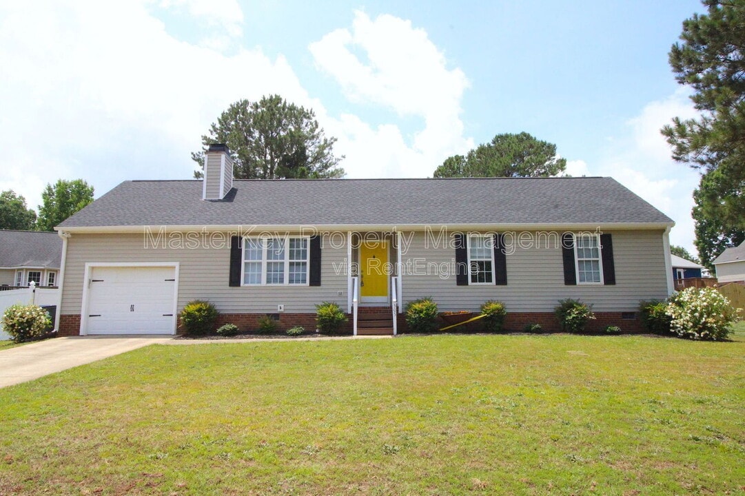 305 Noonday Ct in Holly Springs, NC - Building Photo