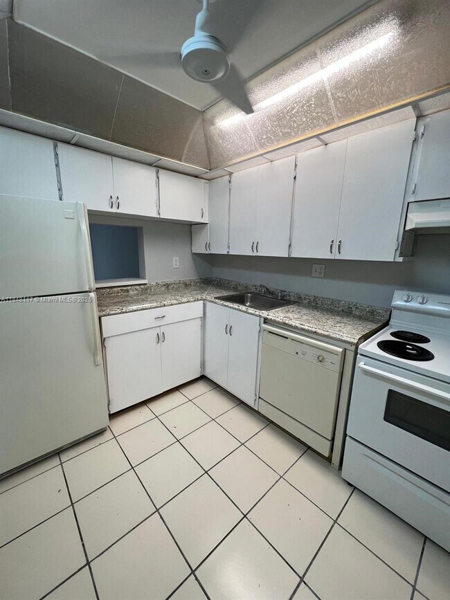 7925 S Colony Cir in Tamarac, FL - Building Photo - Building Photo
