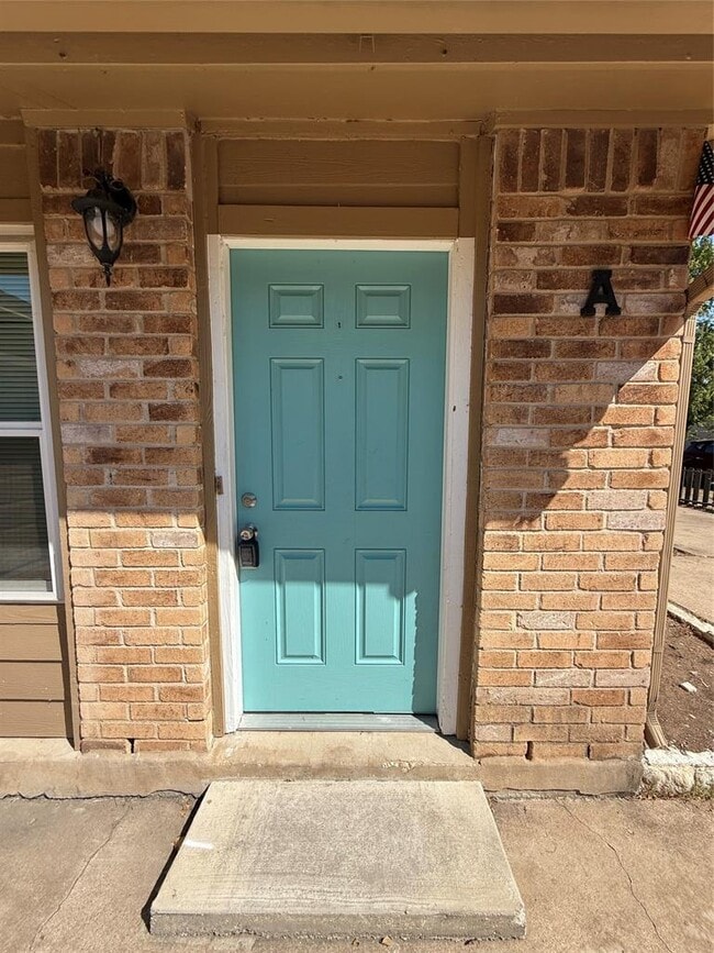 1402 Westcott Dr in Round Rock, TX - Foto de edificio - Building Photo