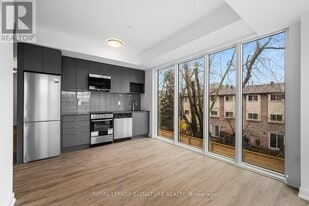 4569 Kingston Rd in Toronto, ON - Building Photo