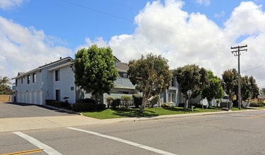 Cape Cod Senior Villas (55+ Senior Community) in Oceanside, CA - Foto de edificio - Building Photo