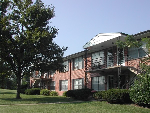 Karmel Apartments in Overland, MO - Building Photo