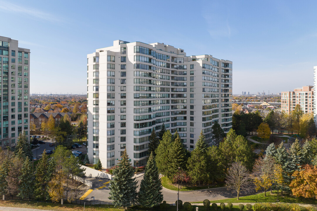 Royal Promenade in Vaughan, ON - Building Photo