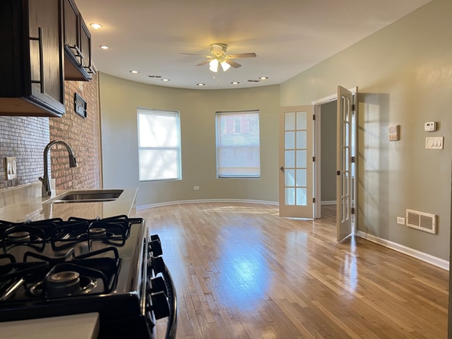 5710 S Michigan Ave in Chicago, IL - Building Photo - Building Photo