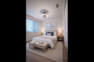 13137 W Lumina Way in Van Nuys, CA - Foto de edificio - Building Photo