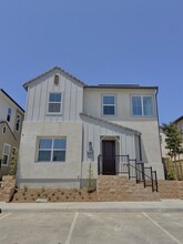 15982 Parkhouse Dr, Unit 3 in Fontana, CA - Foto de edificio - Building Photo