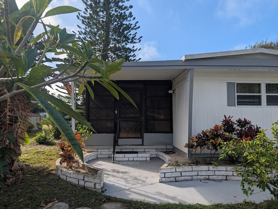 74 Lone Pine Ave in Dunedin, FL - Building Photo