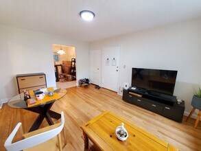28 Saint Paul St, Unit 1 in Brookline, MA - Foto de edificio - Building Photo