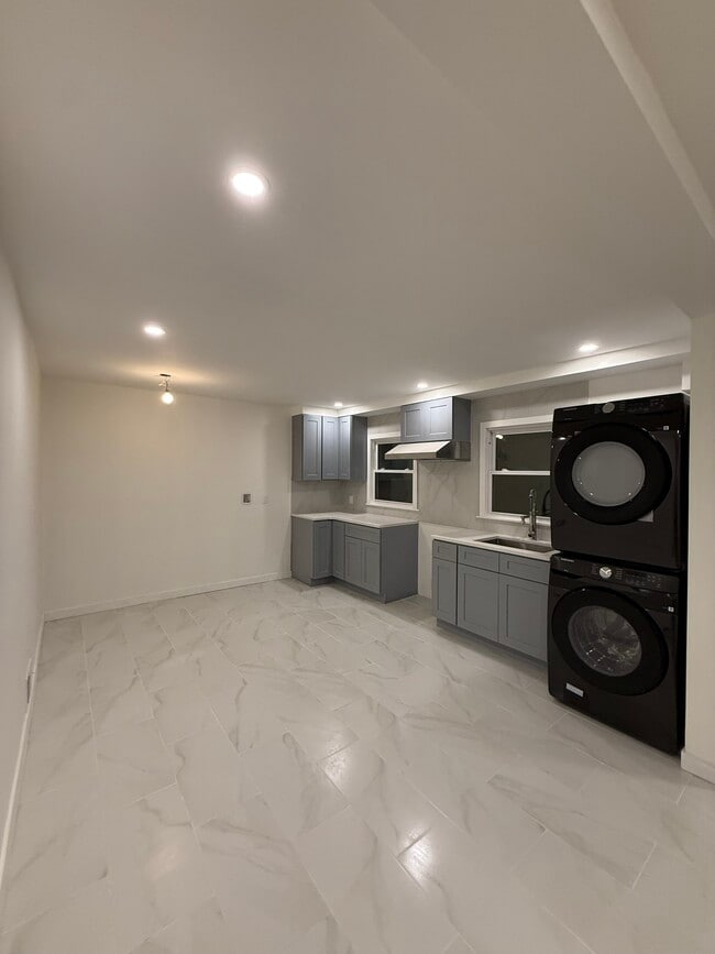 476 Willow Rd W in Staten Island, NY - Building Photo - Building Photo