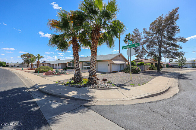 10955 W Connecticut Ave in Sun City, AZ - Foto de edificio - Building Photo