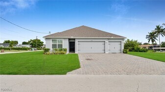 1327 SE 16th Pl in Cape Coral, FL - Building Photo