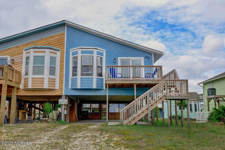 211 Coastal Dr in North Topsail Beach, NC - Building Photo - Building Photo