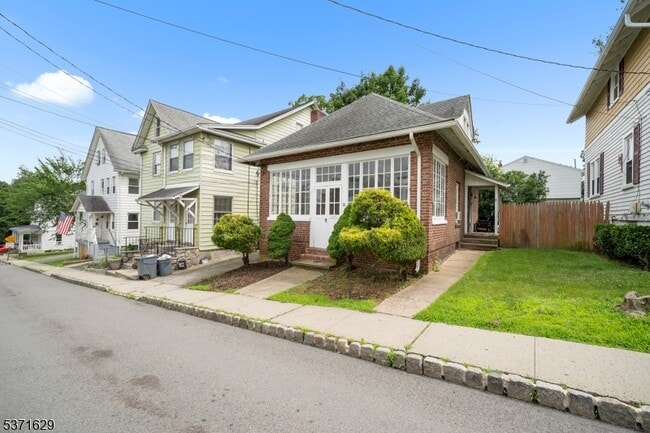 13 Logan Pl in Morristown, NJ - Foto de edificio - Building Photo