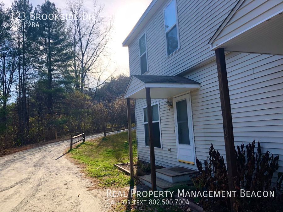 123 Brookside Dr in Hartford, VT - Foto de edificio