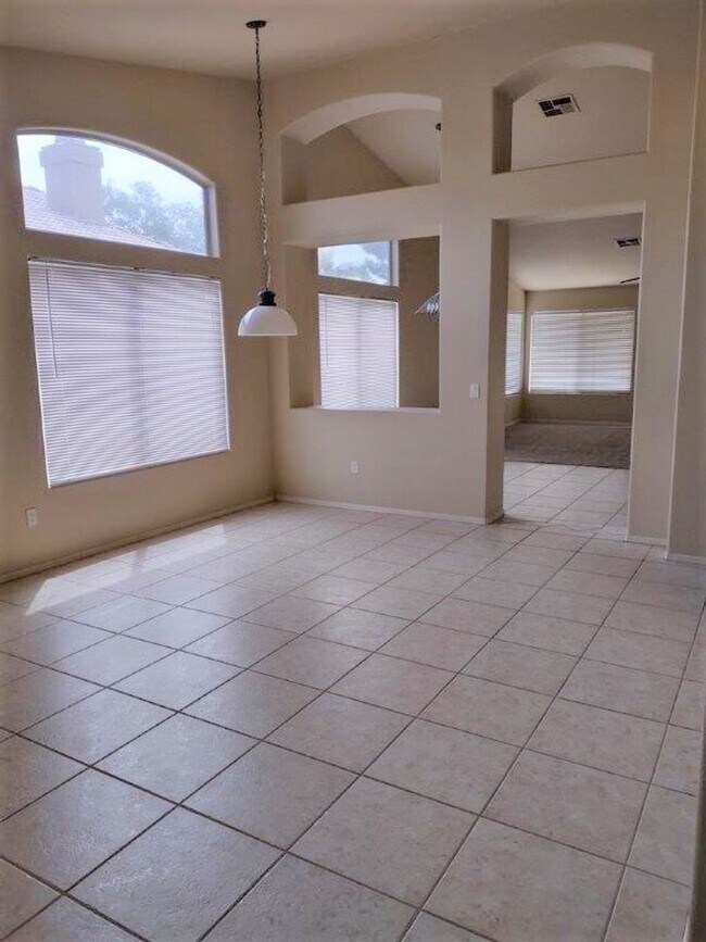8425 W Paradise Dr in Peoria, AZ - Building Photo - Building Photo