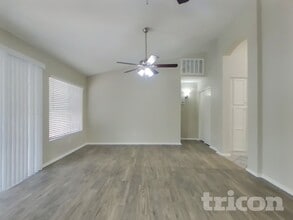 8621 W Willow Ave in Peoria, AZ - Foto de edificio - Building Photo